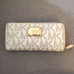 Michael Kors Wallet (gold zipper)